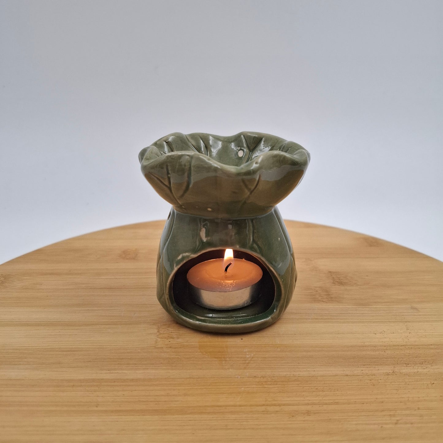 מארז לילי - 2 שמנים ארומטיים 10 מ"ל + מבער מעוצב